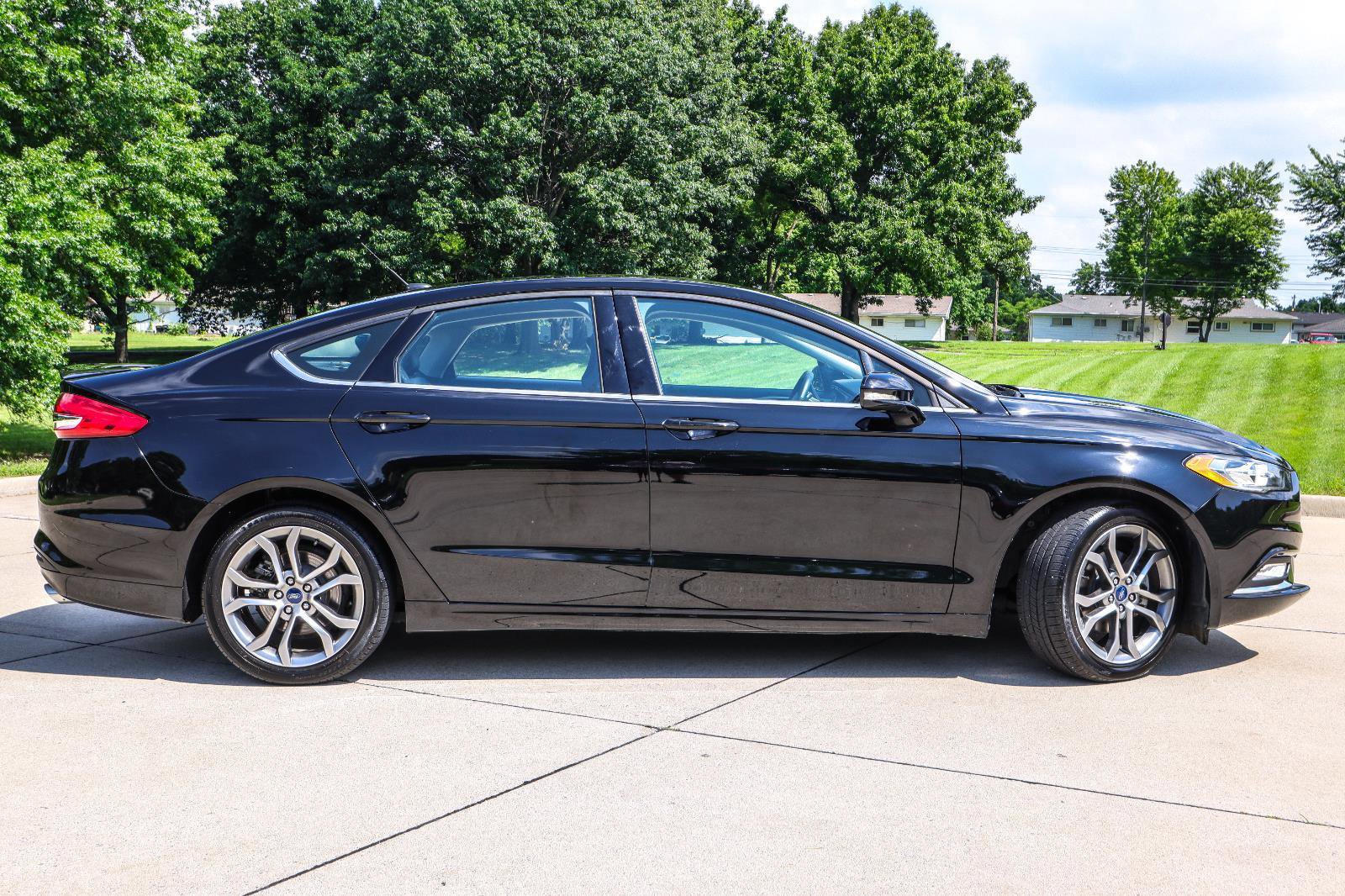 Used 2017 Ford Fusion SE w/ Equipment Group 201A FWD image 5