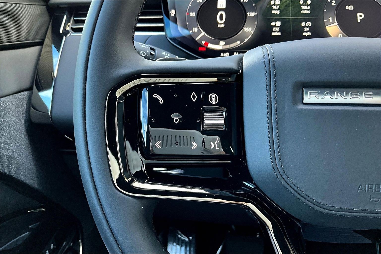 Used 2025 Land Rover Range Rover Sport SE image 18