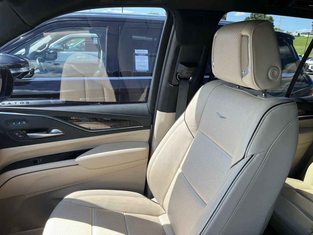 Used 2023 Cadillac Escalade Premium Luxury w/ Performance Package AWD/4WD image 25