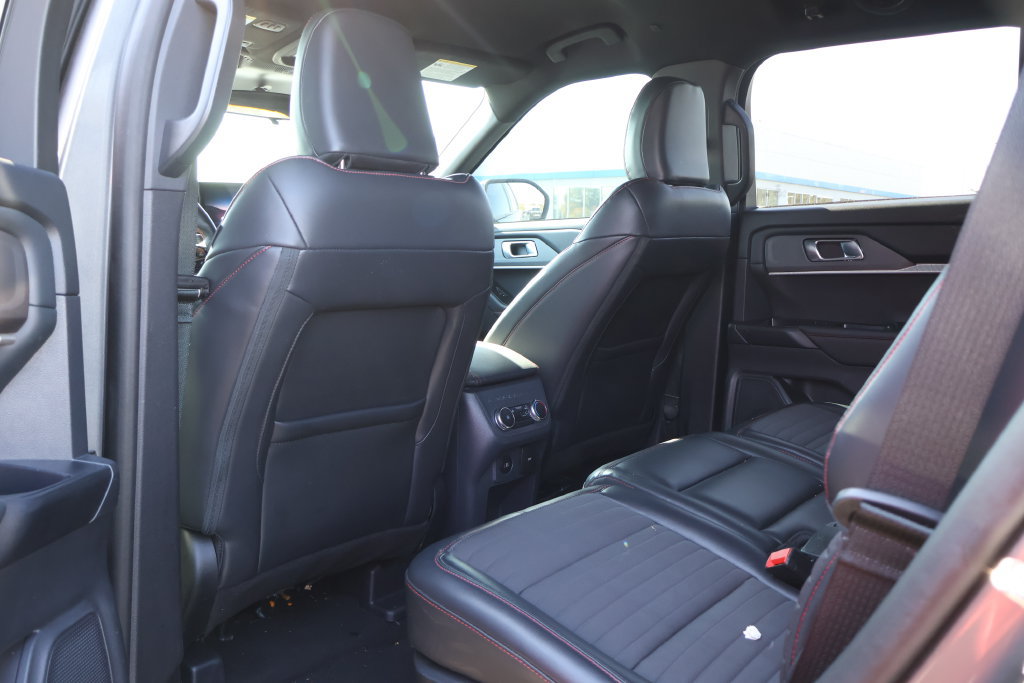 Used 2025 Ford Explorer ST-Line w/ ST-Line Street Pack AWD/4WD image 34