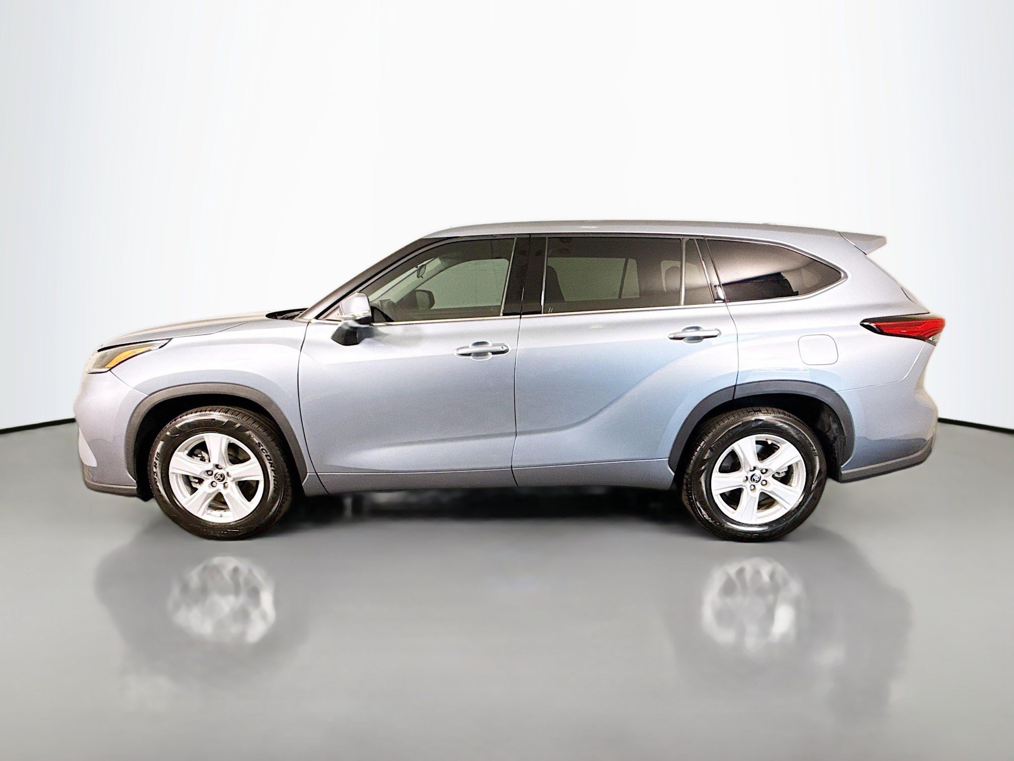 Used 2021 Toyota Highlander LE FWD image 6