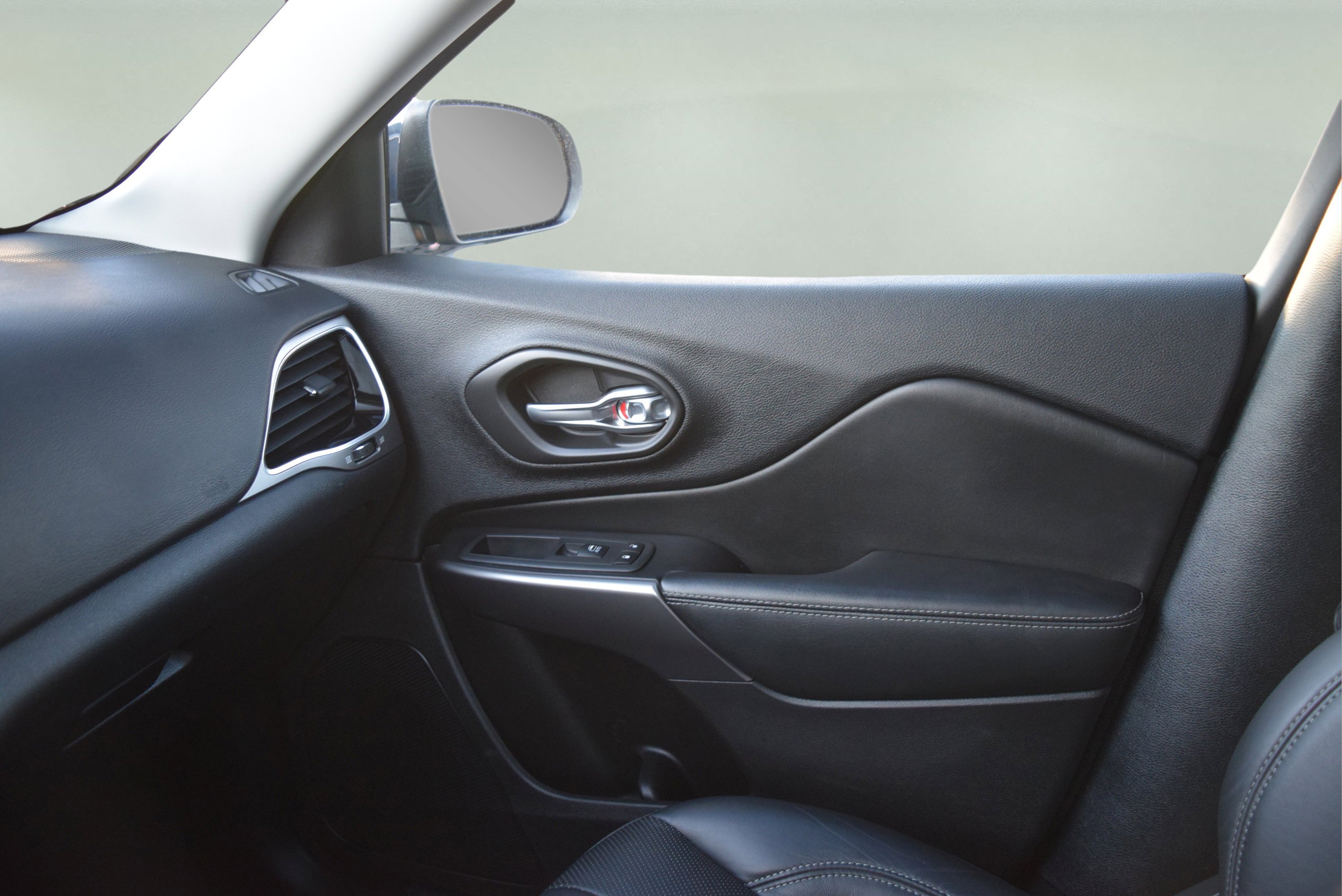 Used 2020 Jeep Cherokee Limited image 16