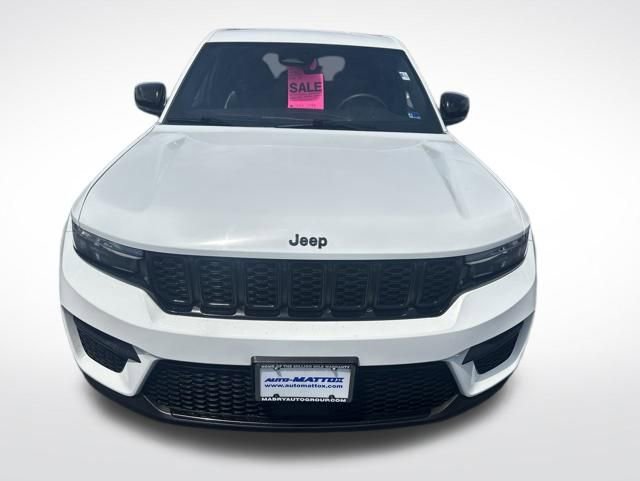 Used 2025 Jeep Grand Cherokee Altitude AWD/4WD image 8