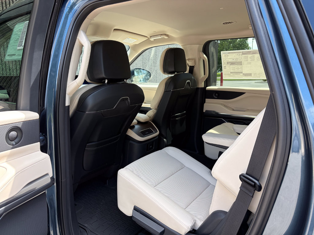 New 2027 Lincoln Navigator Premiere AWD/4WD image 17