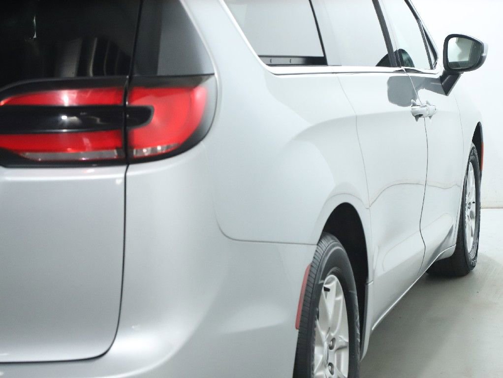 Used 2023 Chrysler Pacifica Touring-L FWD image 42