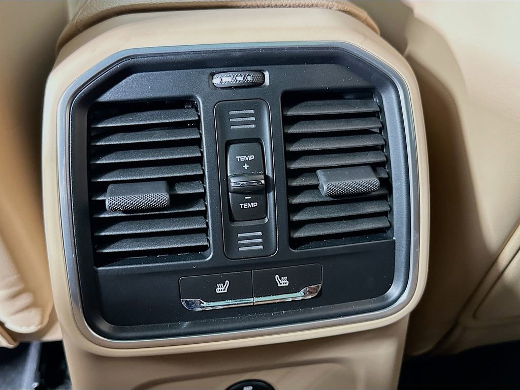 Used 2025 Porsche Macan image 27