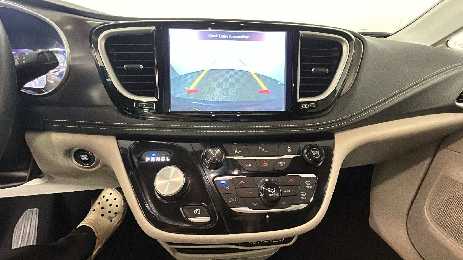 Used 2024 Chrysler Pacifica Limited FWD image 27