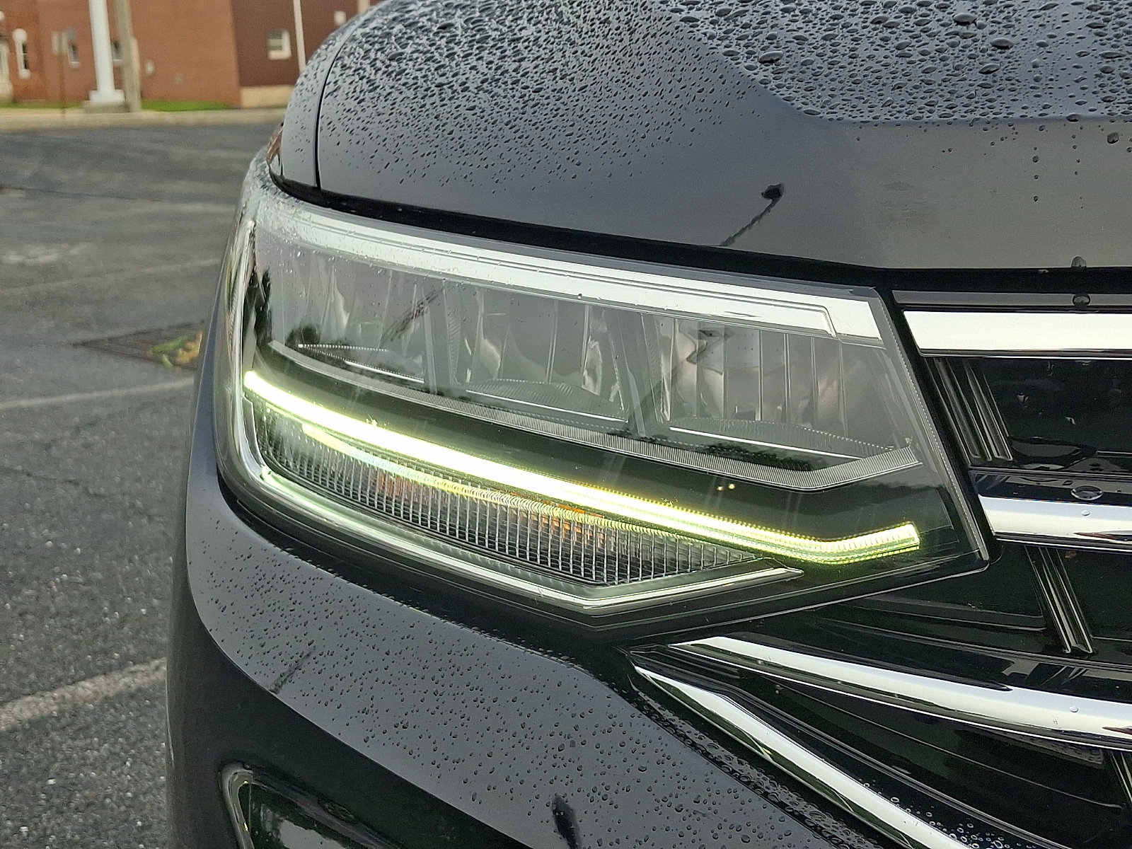 Used 2023 Volkswagen Tiguan SE w/ Panoramic Sunroof Package FWD image 10