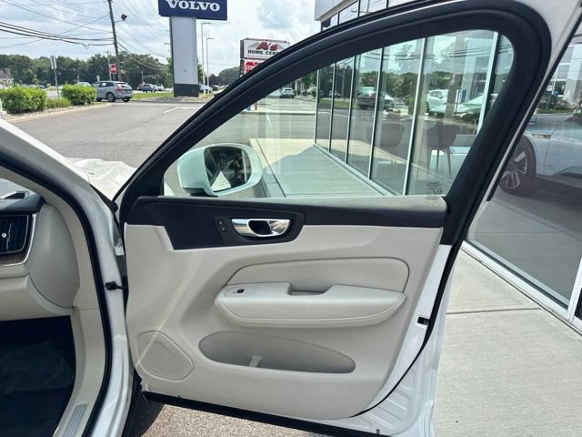 Used 2021 Volvo XC60 T5 Momentum w/ Climate Package AWD/4WD image 14