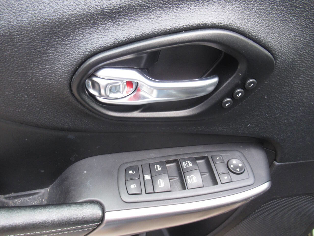 Used 2020 Jeep Cherokee Limited w/ Mopar Interior Package image 17