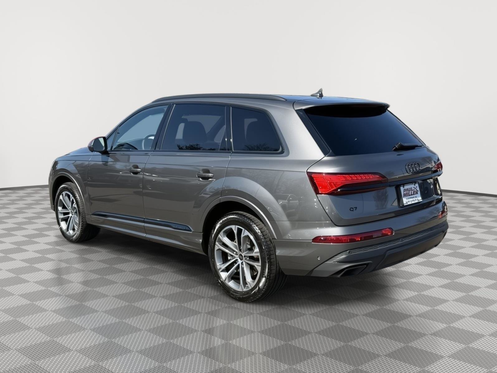 Used 2025 Audi Q7 2.0T Premium w/ Convenience Plus Package image 4