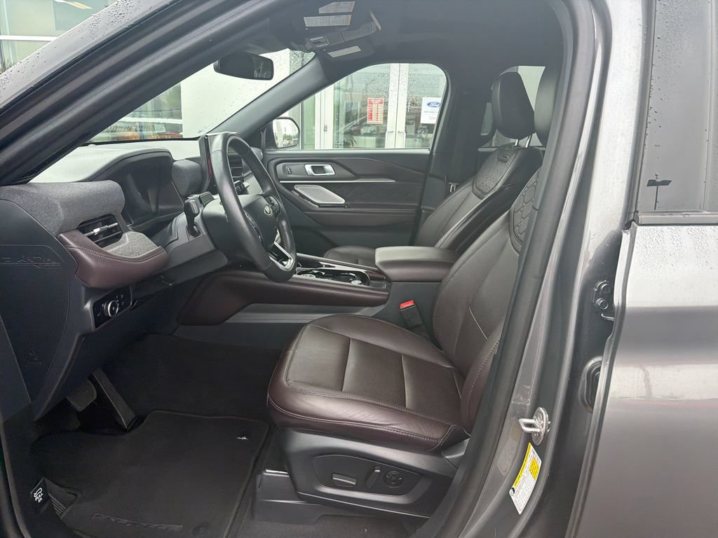 Used 2025 Ford Explorer Platinum w/ LUX Leather Package AWD/4WD image 9