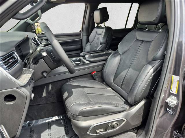 Used 2024 Jeep Wagoneer L Series II w/ Flexible Seating Group AWD/4WD image 16