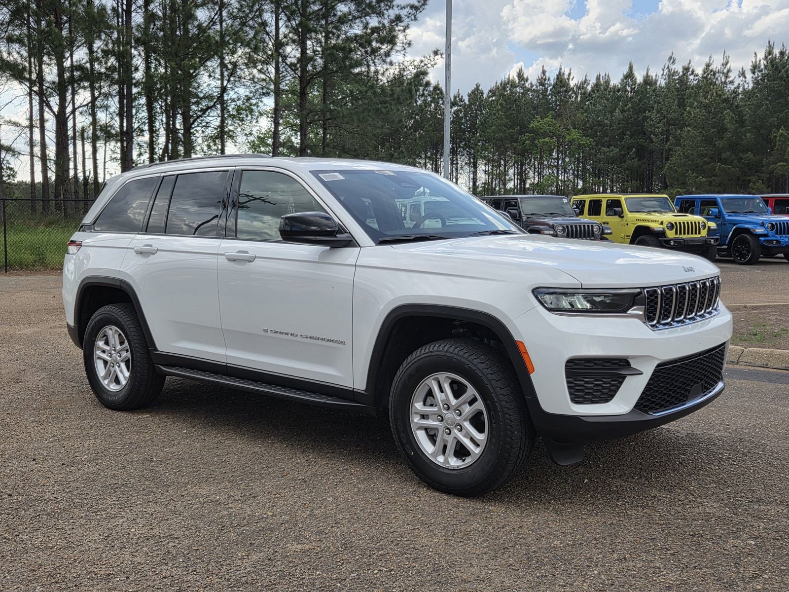 New 2025 Jeep Grand Cherokee Laredo image 16