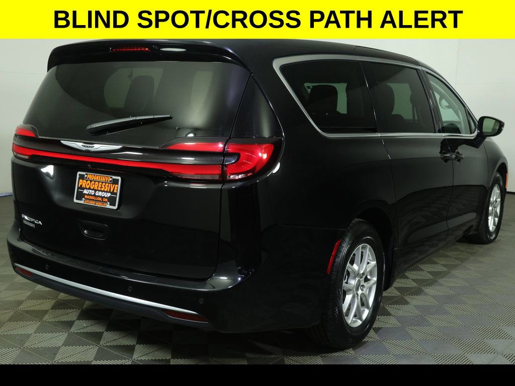 Used 2024 Chrysler Pacifica Touring-L image 9