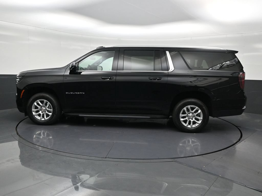 Used 2025 Chevrolet Suburban LS RWD image 2