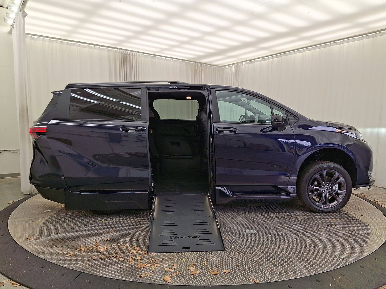Used 2025 Toyota Sienna XSE w/ XSE Plus Package FWD image 32