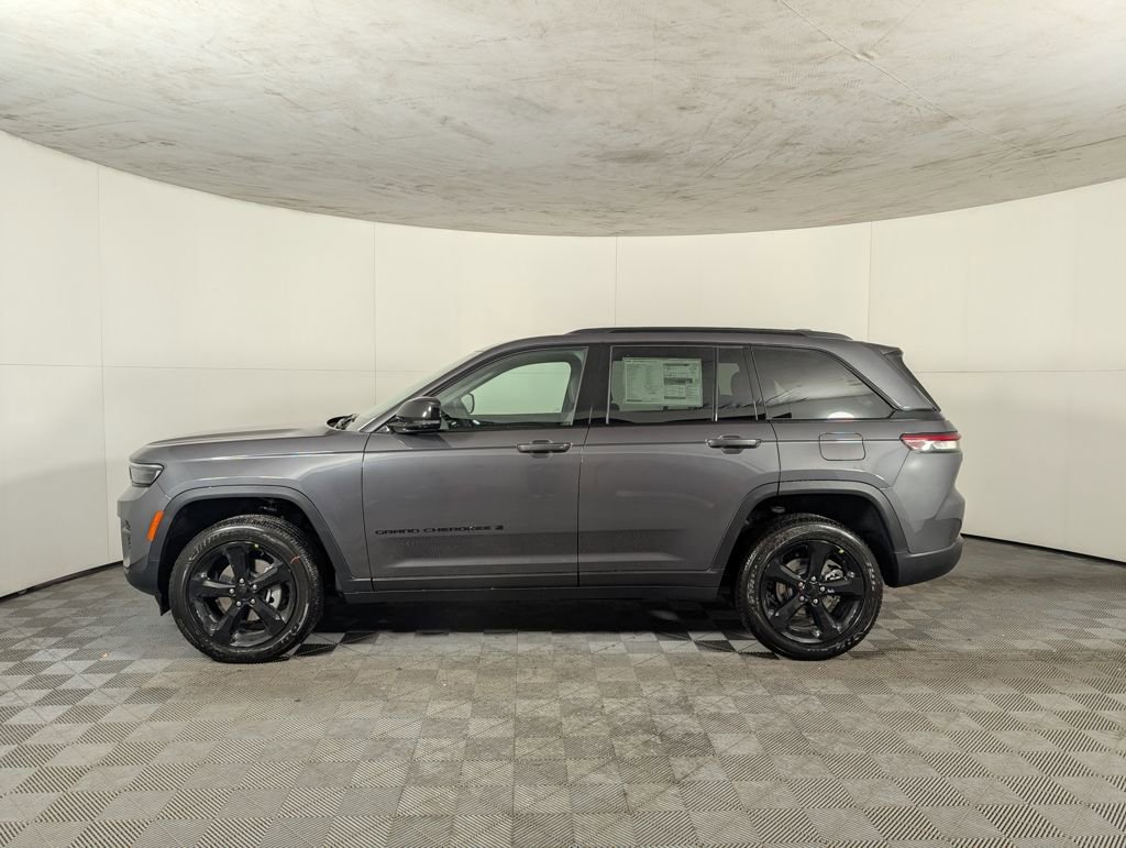 New 2025 Jeep Grand Cherokee Laredo image 3
