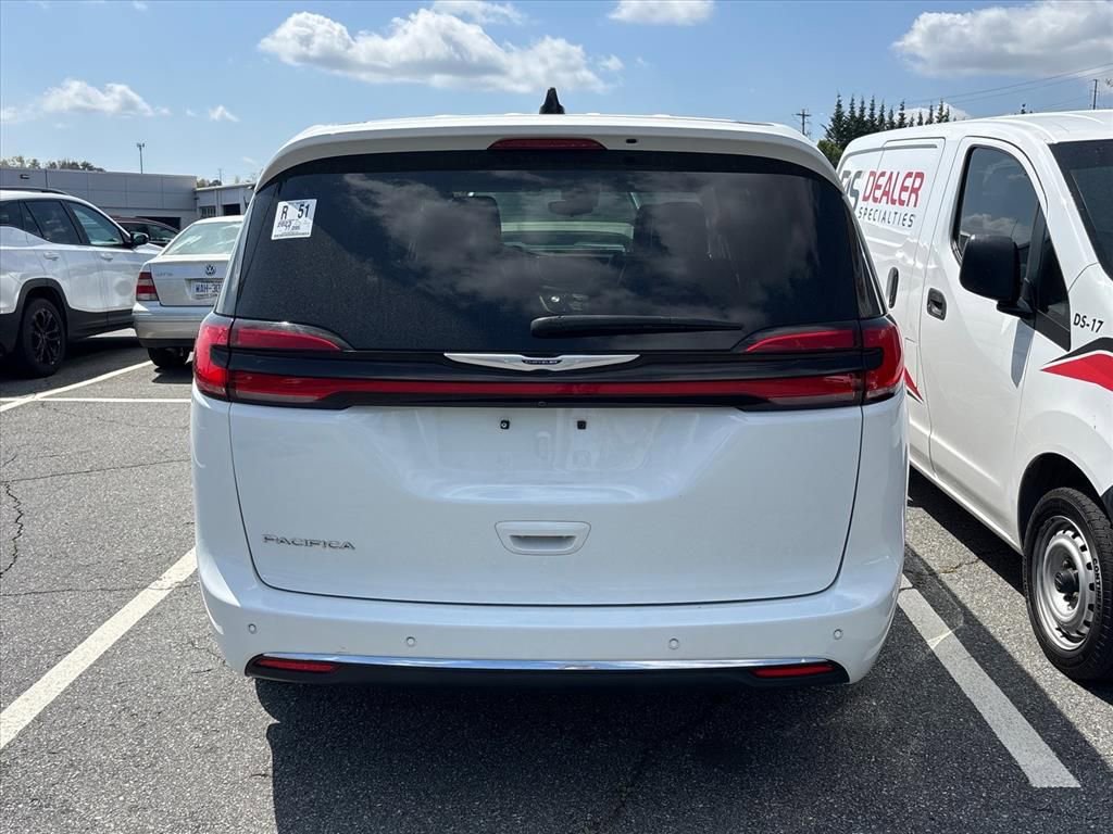 Used 2023 Chrysler Pacifica Touring-L image 8