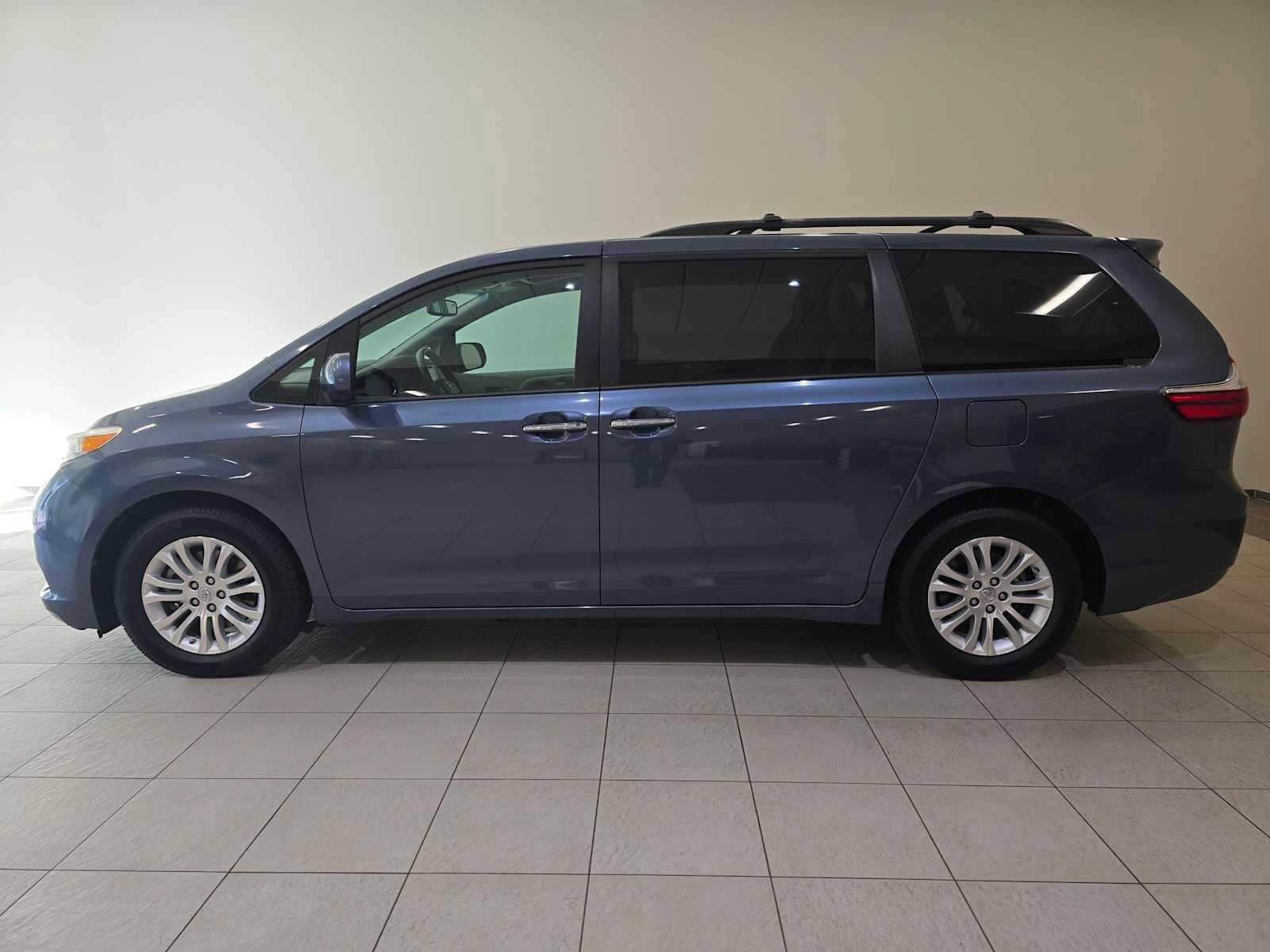 Used 2017 Toyota Sienna XLE FWD image 3
