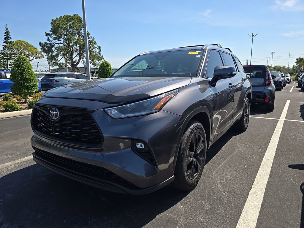 Used 2021 Toyota Highlander XLE image 3