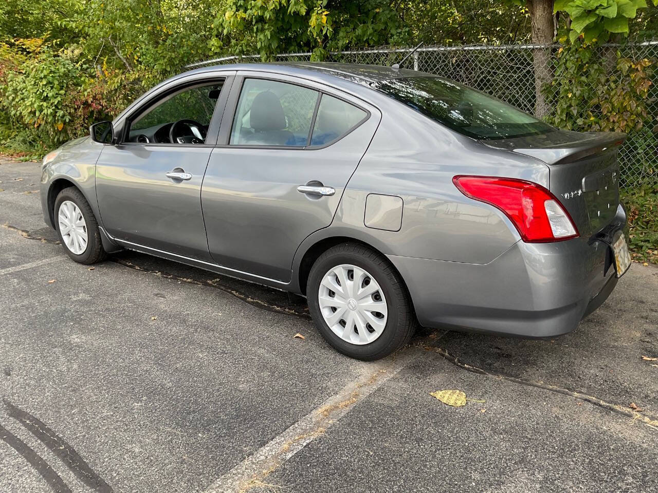 Used 2016 Nissan Versa SV FWD image 2