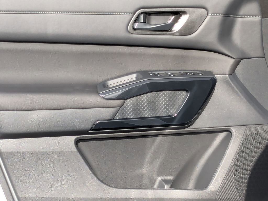 New 2025 Nissan Pathfinder SV image 11