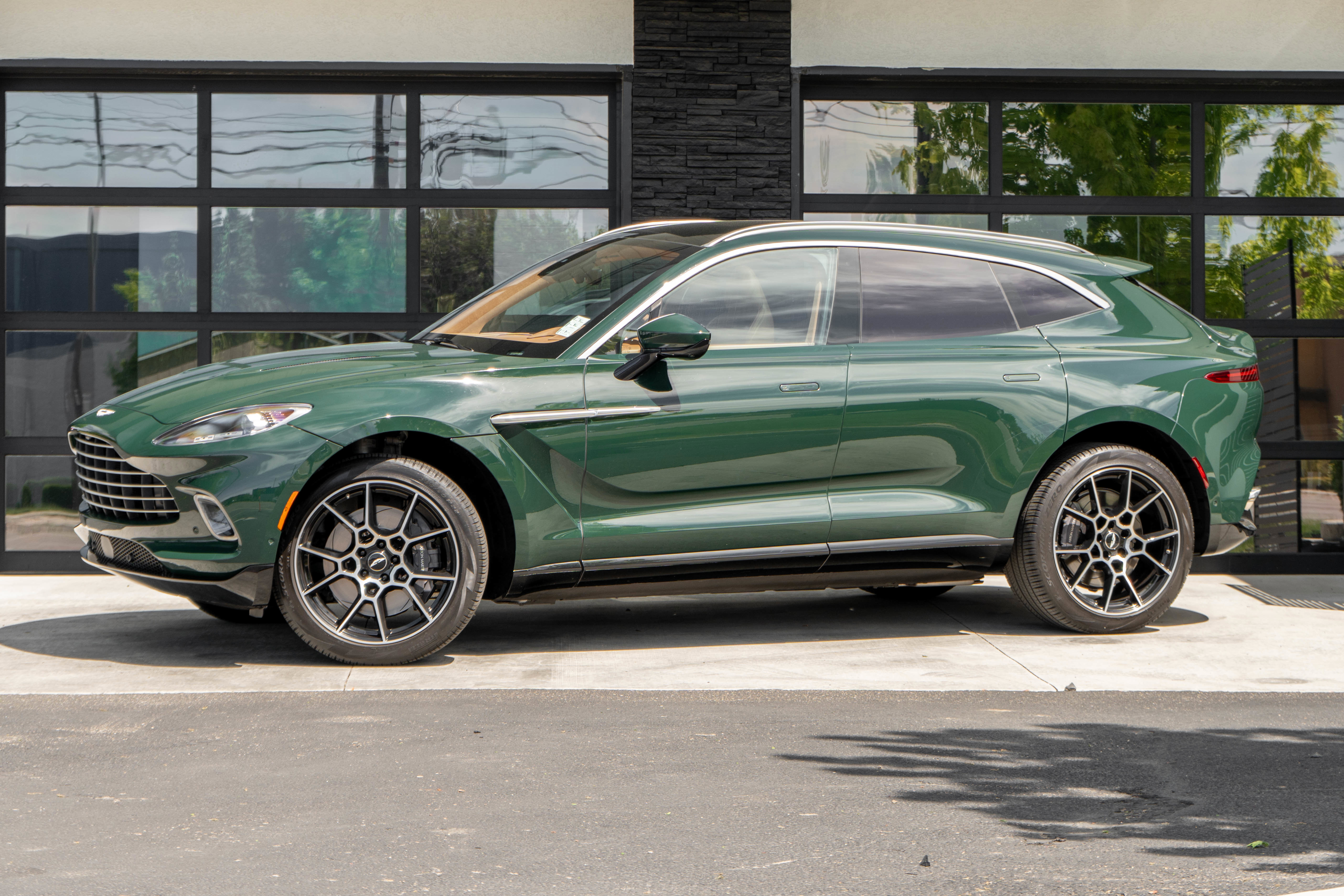 Used 2021 Aston Martin DBX AWD/4WD image 2