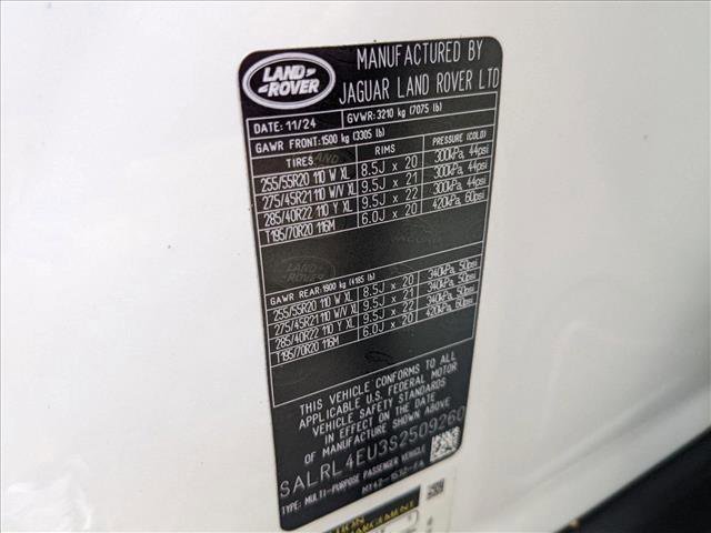 New 2025 Land Rover Discovery Dynamic SE image 17