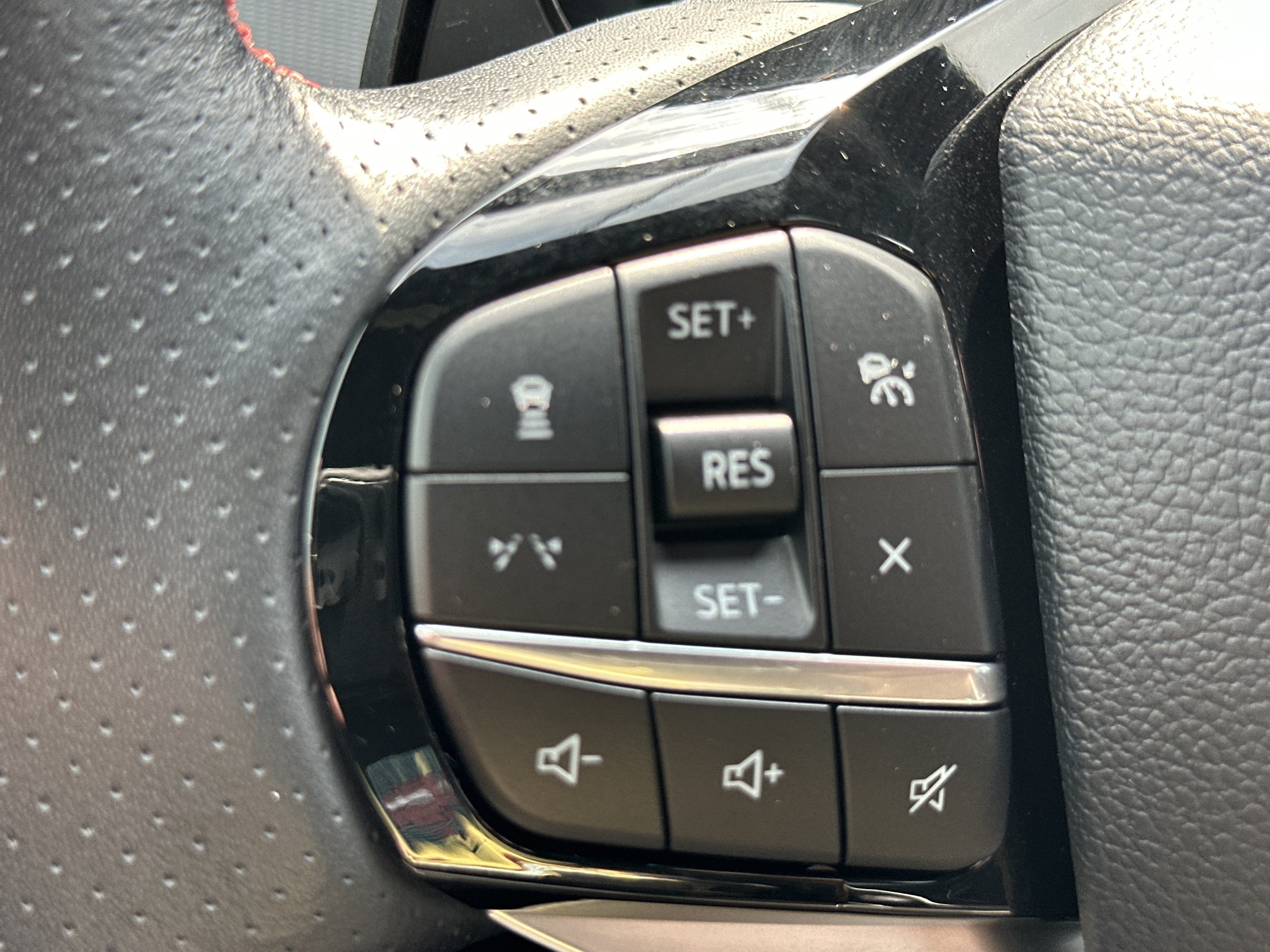 Used 2025 Ford Explorer ST AWD/4WD image 30