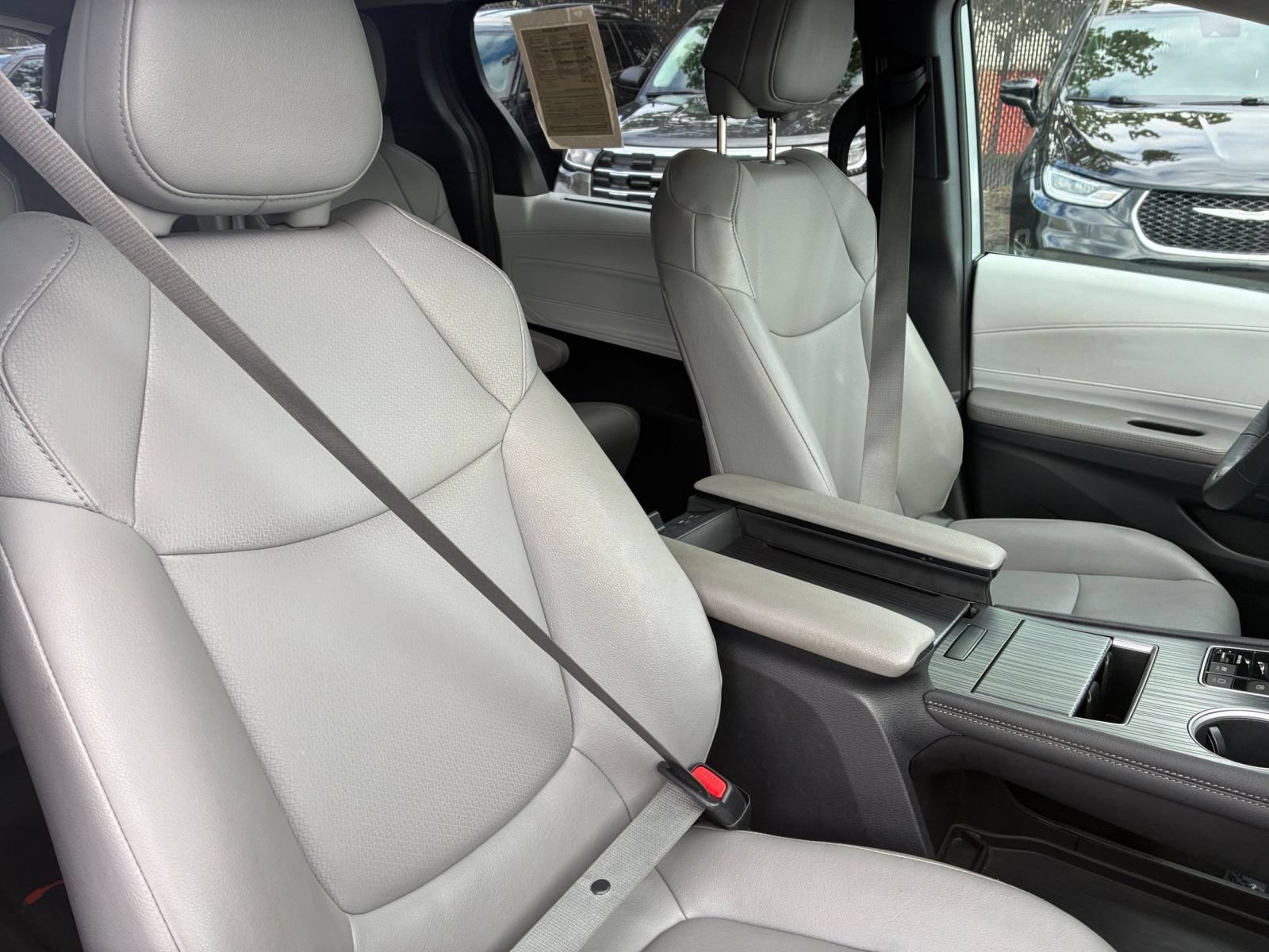 Used 2025 Toyota Sienna XLE FWD image 32