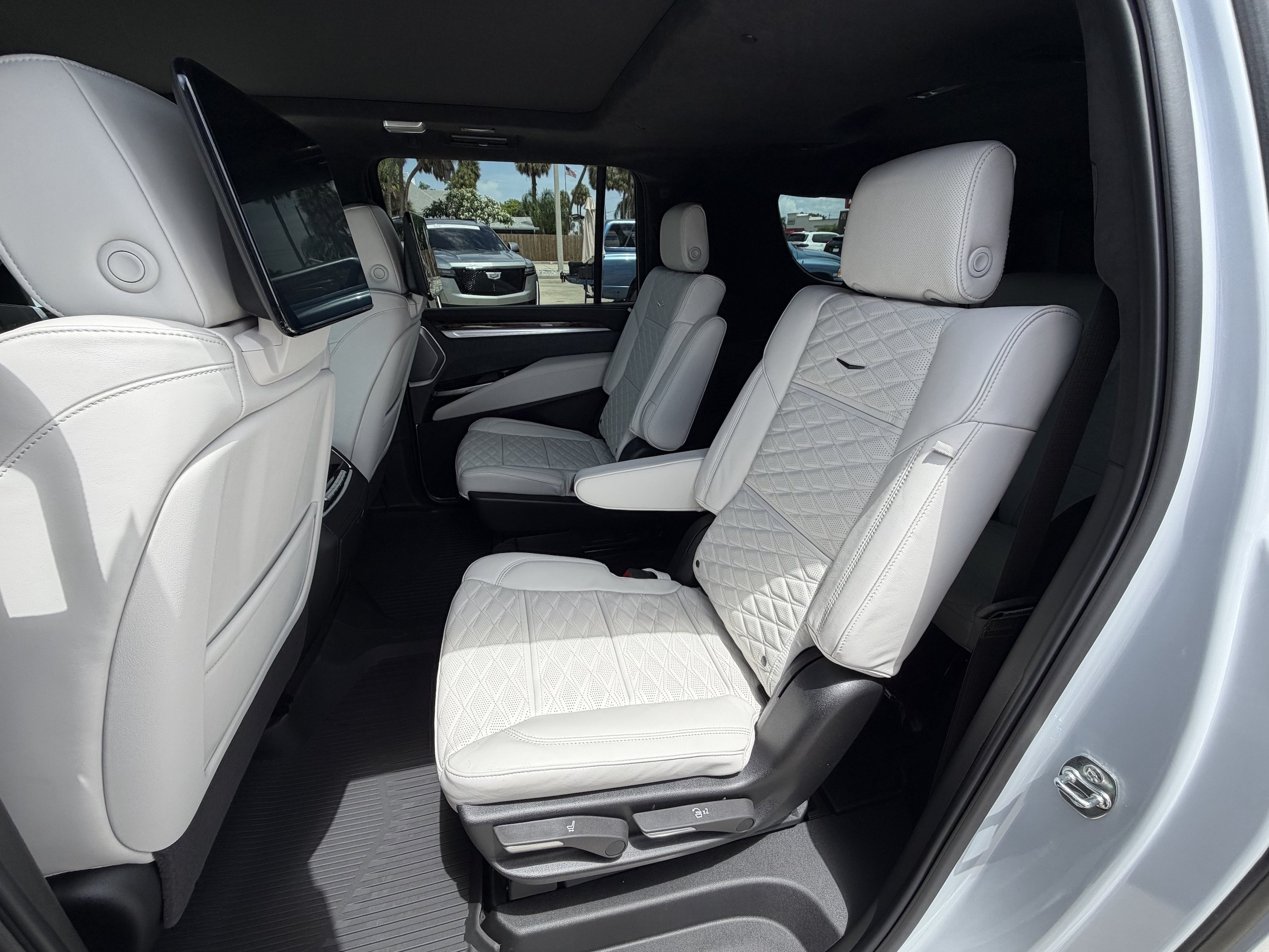 New 2026 Cadillac Escalade ESV Platinum Sport w/ LPO, ONYX Package AWD/4WD image 19