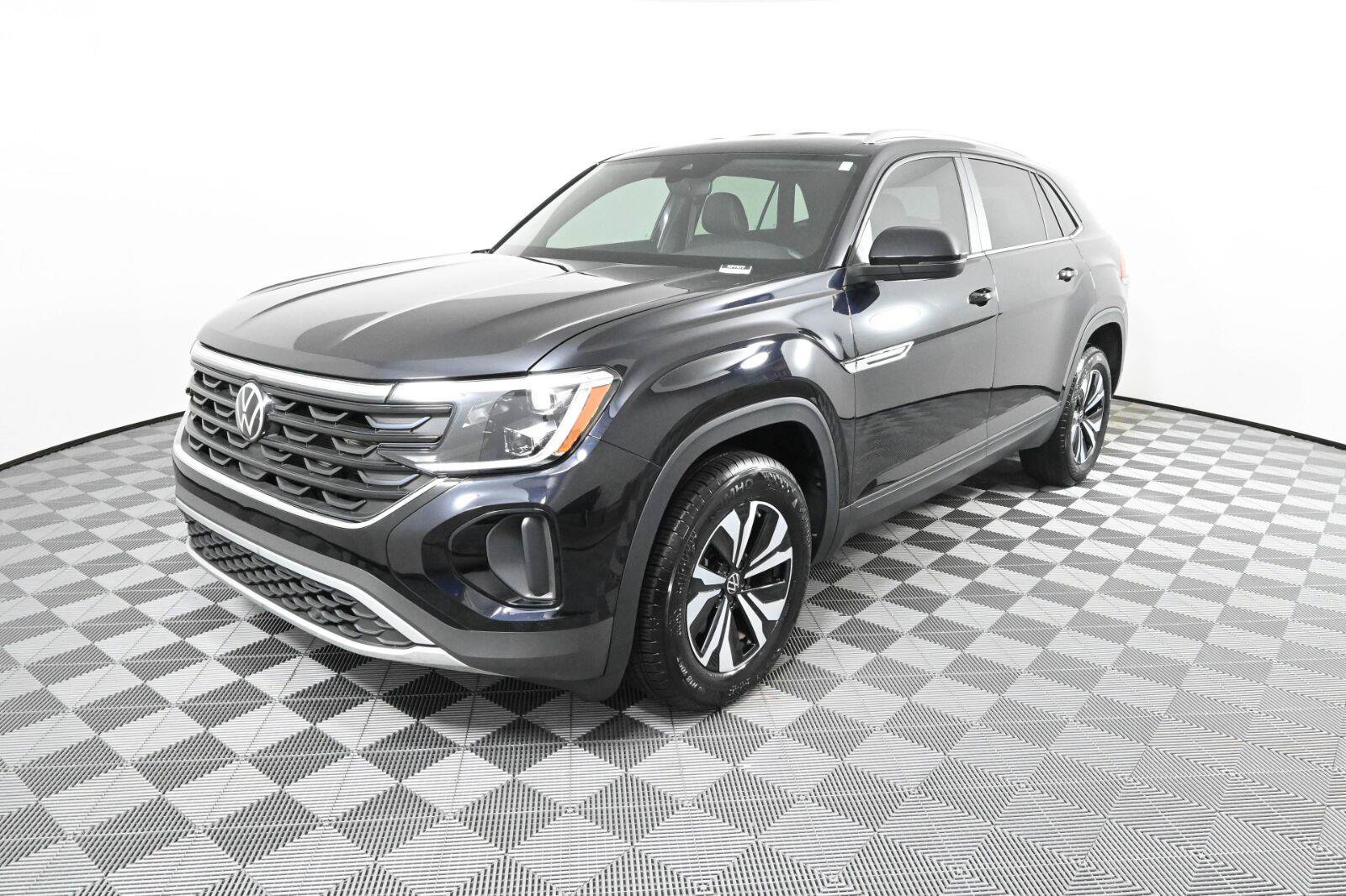 Used 2024 Volkswagen Atlas Cross Sport SE FWD image 2