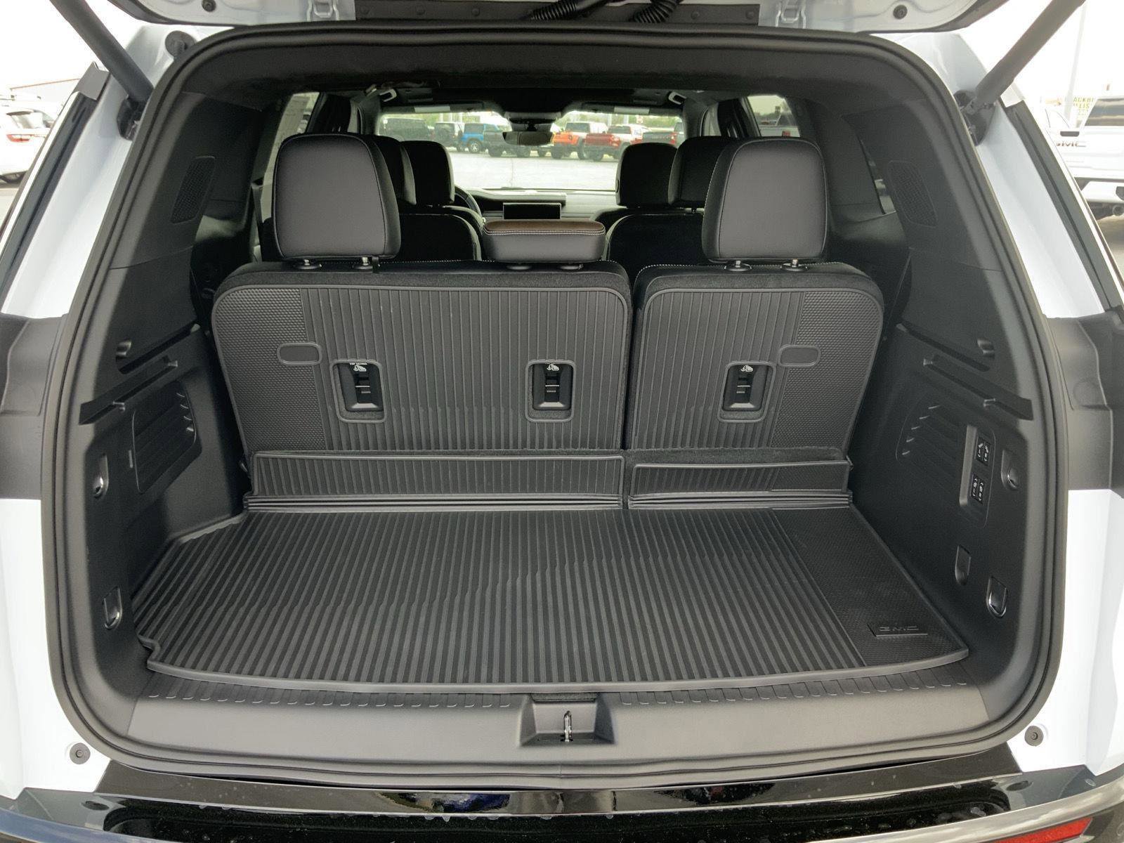 New 2026 GMC Acadia Denali Ultimate w/ LPO, Floor Liner Package AWD/4WD image 12