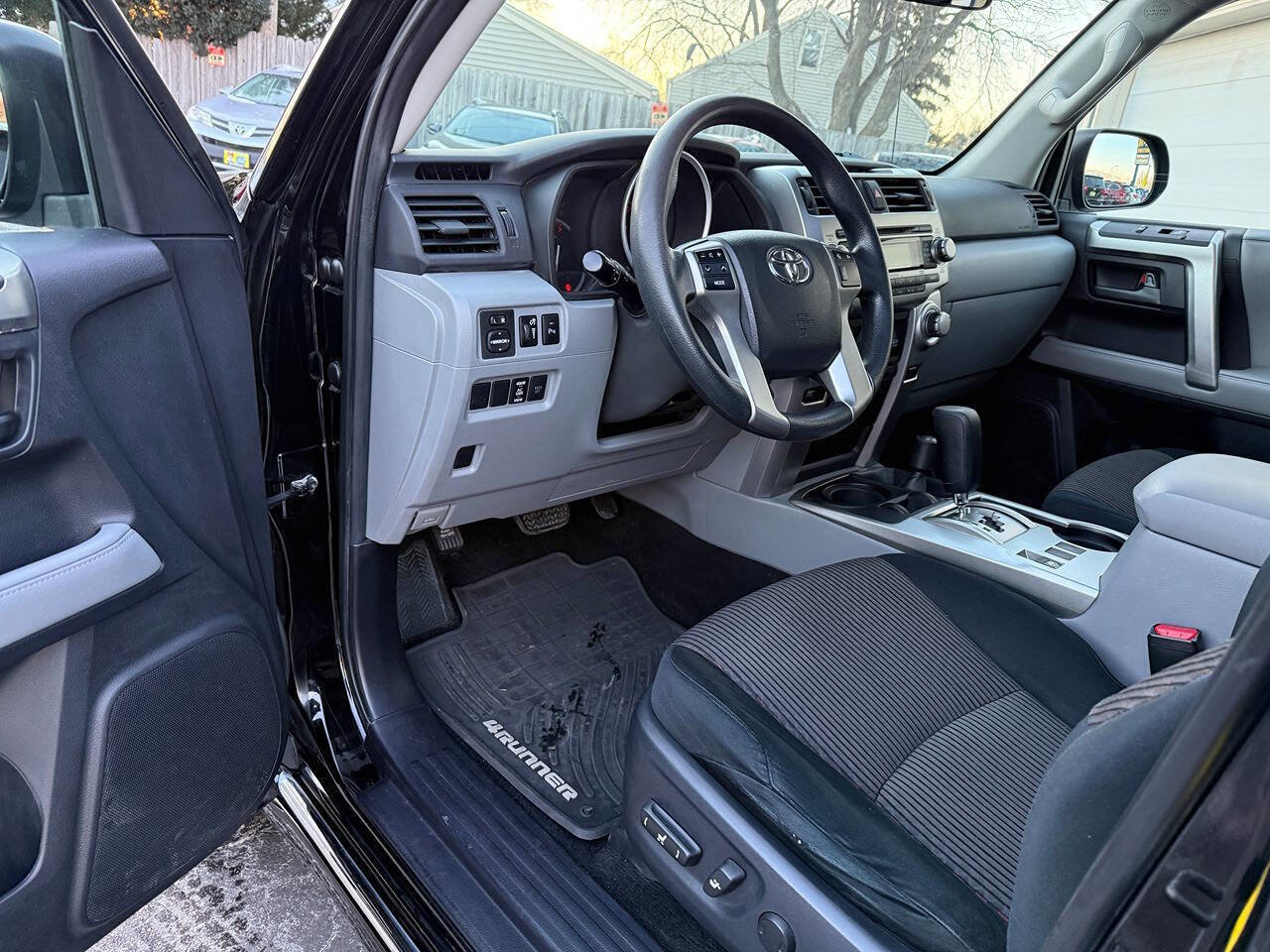 Used 2011 Toyota 4Runner SR5 w/ Convenience Pkg image 8