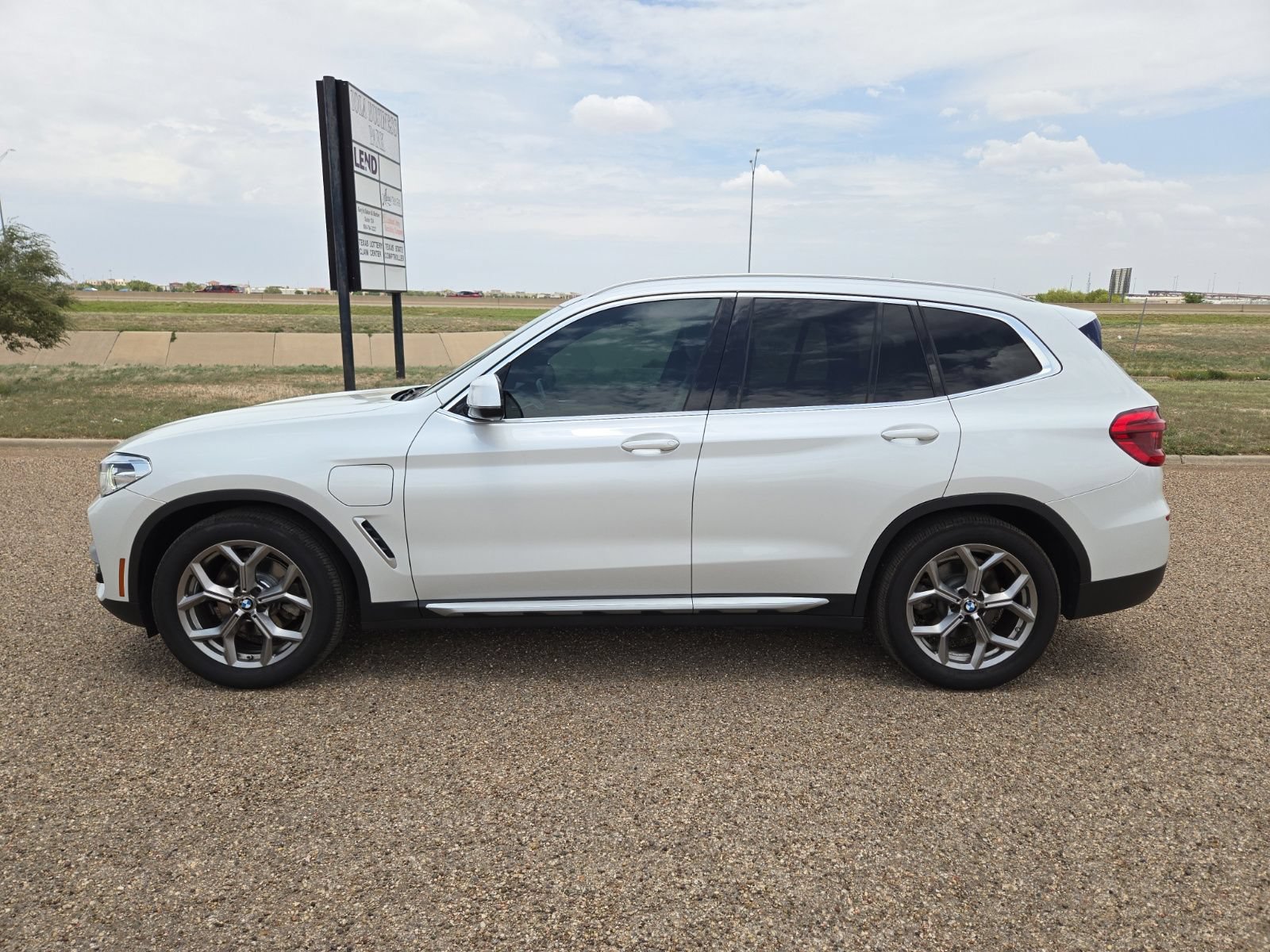 Used 2021 BMW X3 xDrive30e w/ Premium Package AWD/4WD image 2