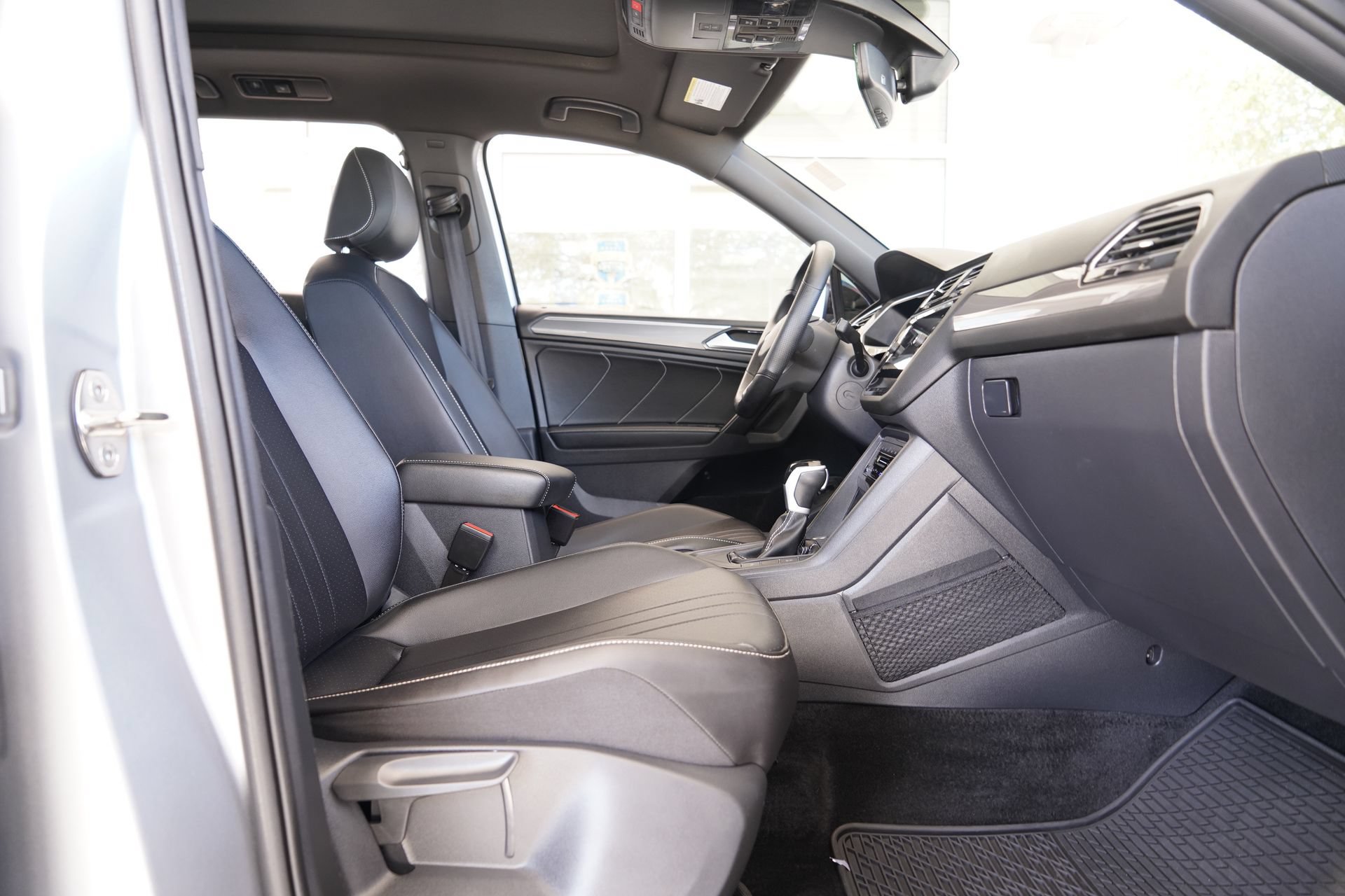 Certified 2024 Volkswagen Tiguan SE R-Line FWD image 23