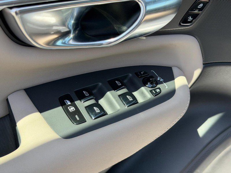 Certified 2025 Volvo XC90 B6 Plus AWD/4WD image 17