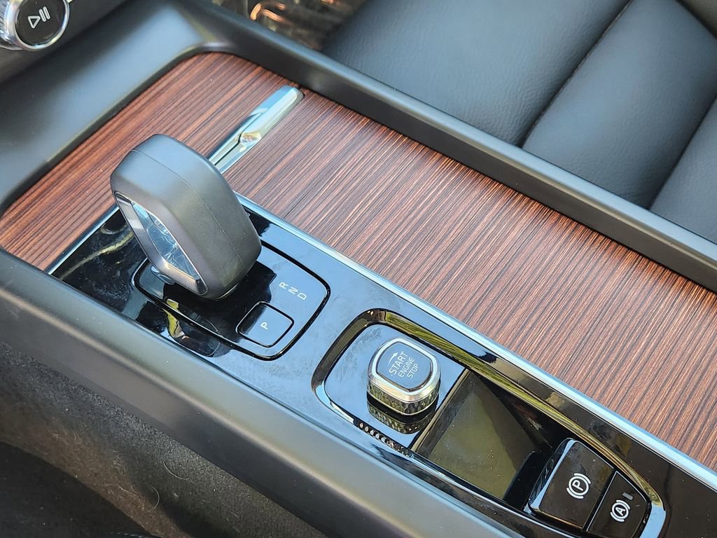 Used 2023 Volvo XC60 T8 Plus image 17