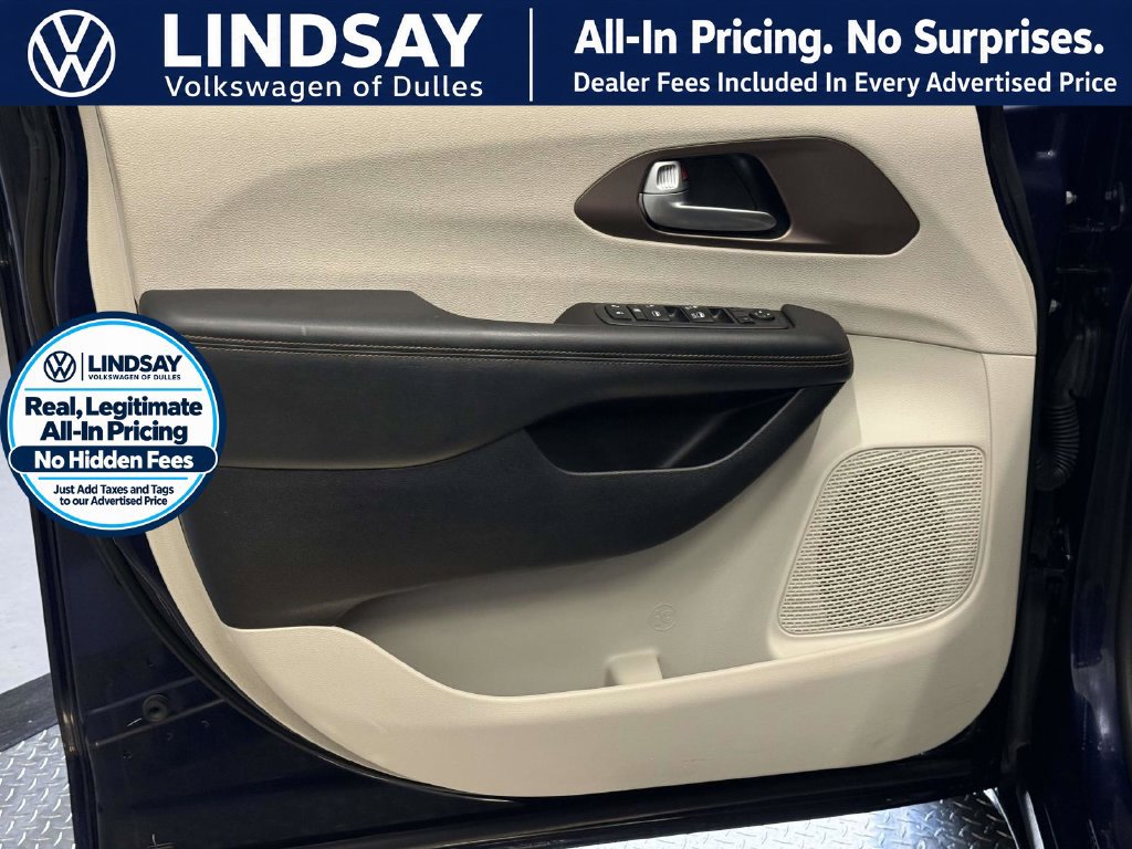 Used 2017 Chrysler Pacifica Touring FWD image 8