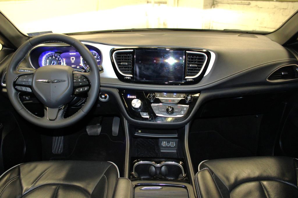 Used 2025 Chrysler Pacifica Limited image 9