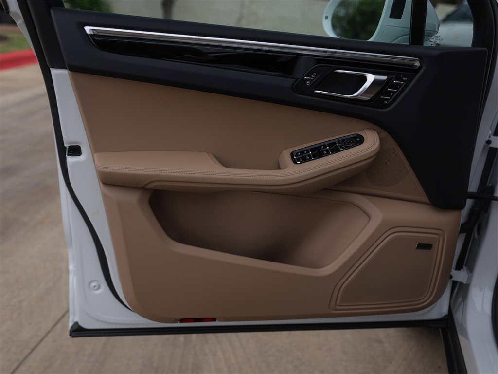 Used 2025 Porsche Macan image 32