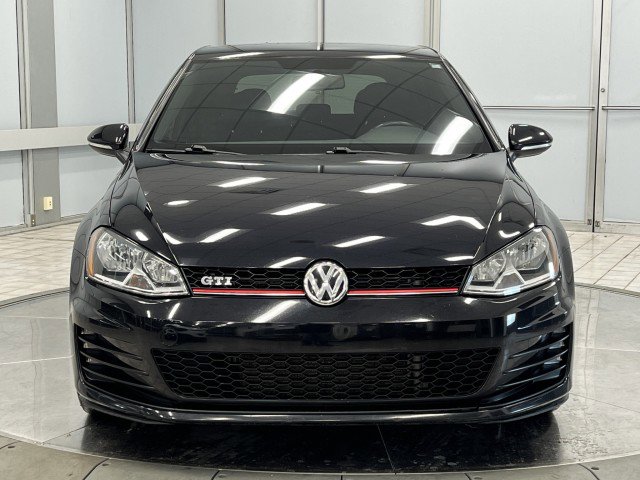 Used 2017 Volkswagen Golf S image 2