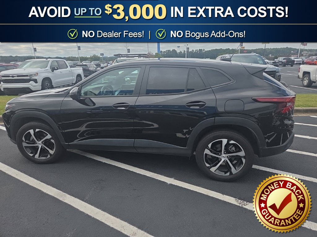 Used 2024 Chevrolet Trax RS w/ Sunroof Package FWD image 2