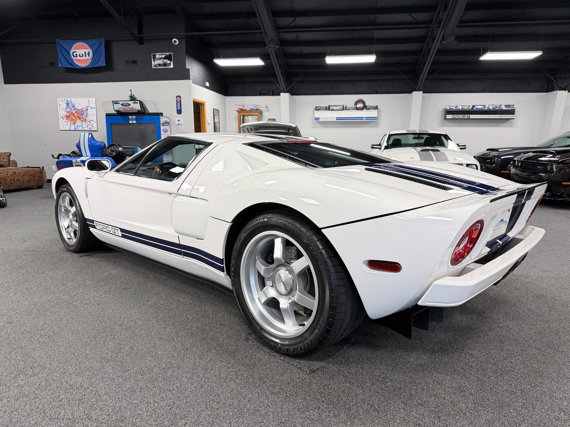 Used 2005 Ford GT RWD image 39