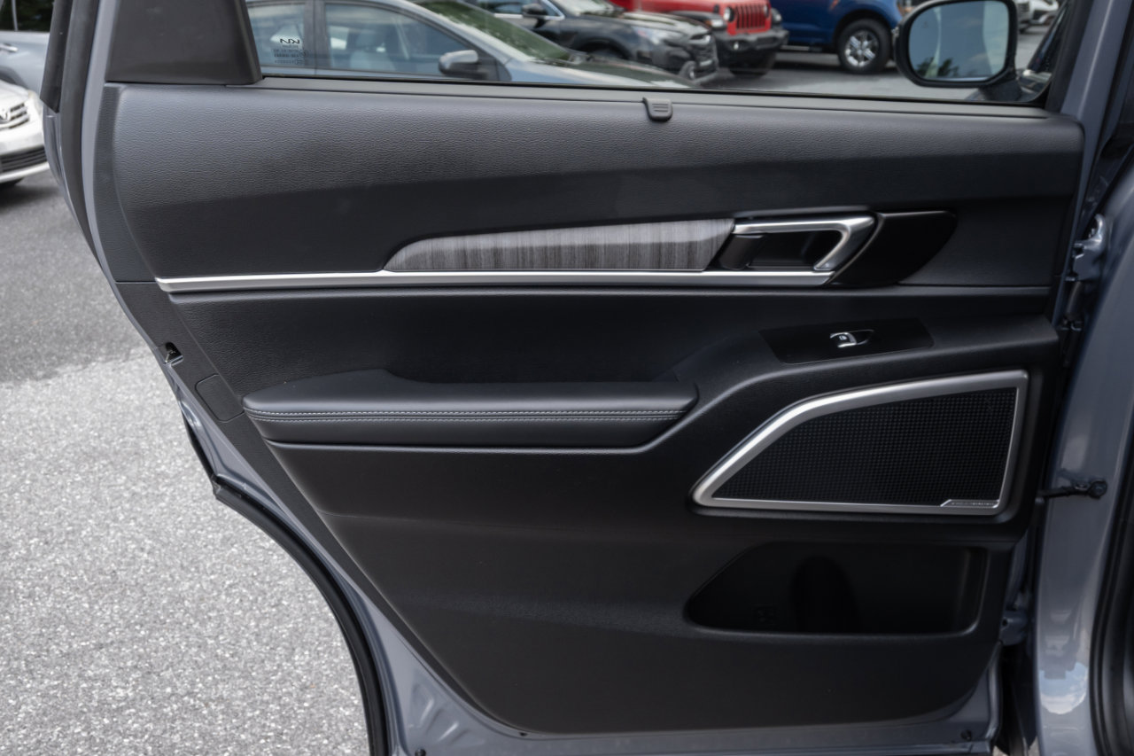 Used 2024 Kia Telluride EX w/ EX Captain's Chair Package image 19