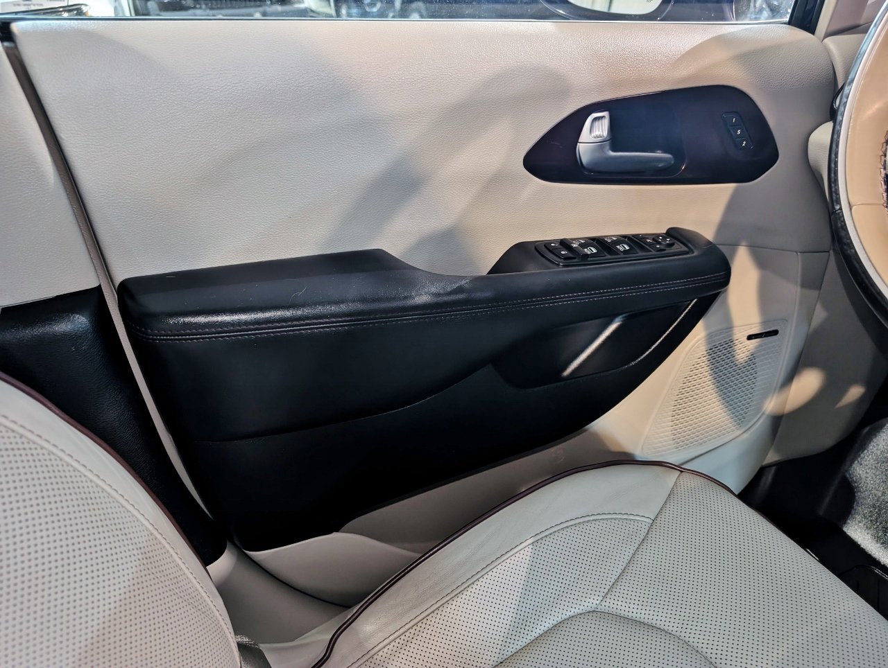 Used 2017 Chrysler Pacifica Limited image 44