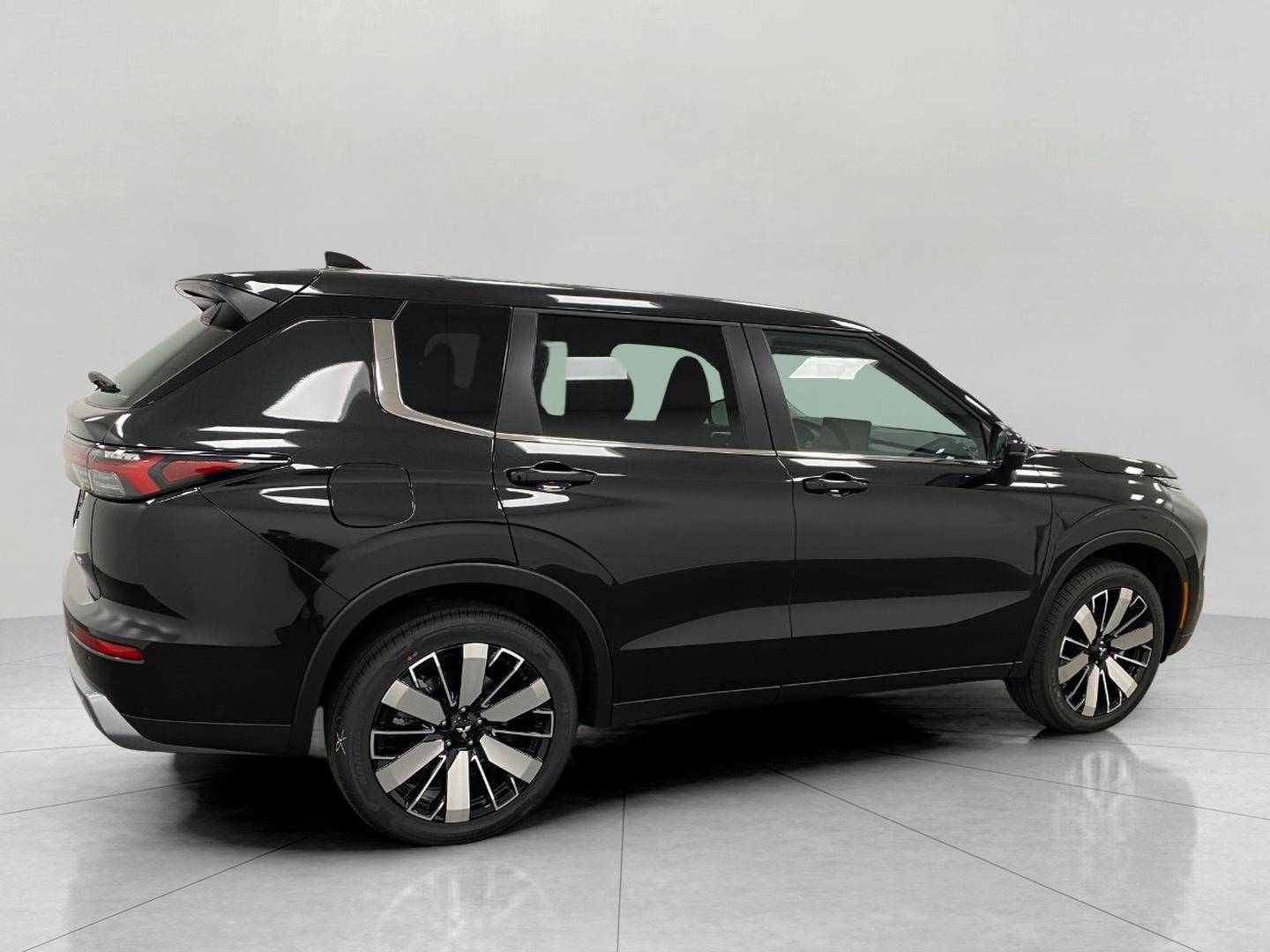 New 2025 Mitsubishi Outlander SE image 2