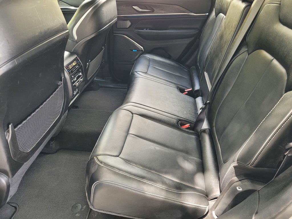 Used 2022 Jeep Grand Cherokee Overland w/ Luxury Tech Group IV AWD/4WD image 10