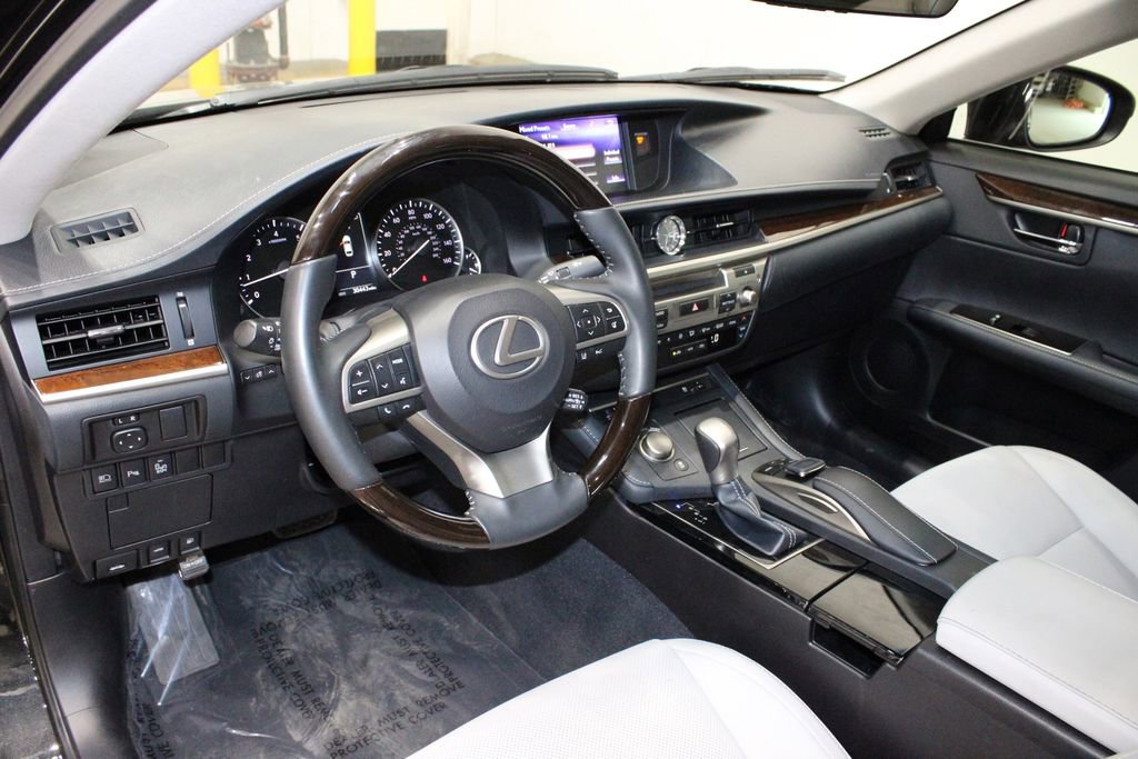 Used 2018 Lexus ES 350 w/ Navigation System Package image 24